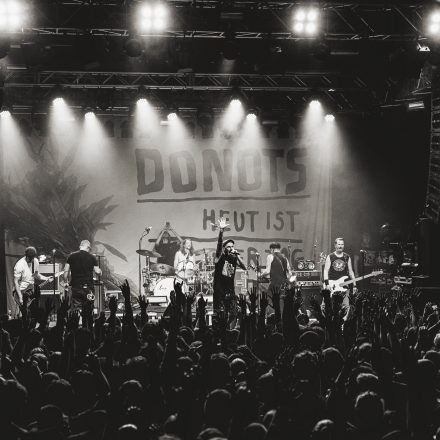 DONOTS /w Get Jealous @ Arena Wien