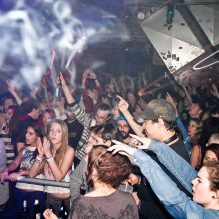 BOUNCE pres. ROKSONIX @ Fluc_Wanne