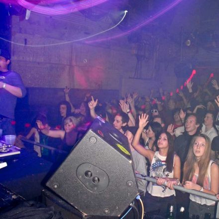BOUNCE pres. ROKSONIX @ Fluc_Wanne