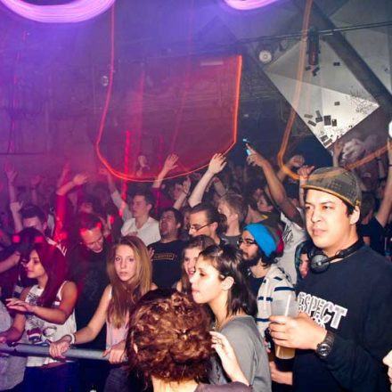 BOUNCE pres. ROKSONIX @ Fluc_Wanne