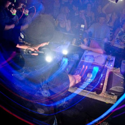 BOUNCE pres. ROKSONIX @ Fluc_Wanne