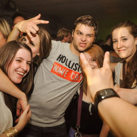 90'ies CLUB - Riot Grrrrrls vs. Raveboys @ The LOFT