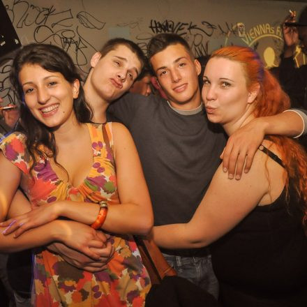 90'ies CLUB - Riot Grrrrrls vs. Raveboys @ The LOFT