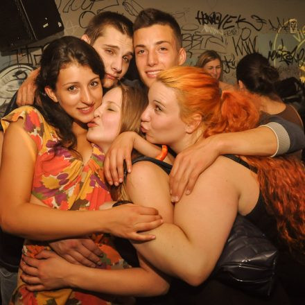 90'ies CLUB - Riot Grrrrrls vs. Raveboys @ The LOFT