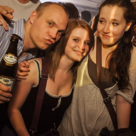 90'ies CLUB - Riot Grrrrrls vs. Raveboys @ The LOFT