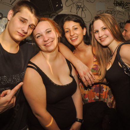 90'ies CLUB - Riot Grrrrrls vs. Raveboys @ The LOFT