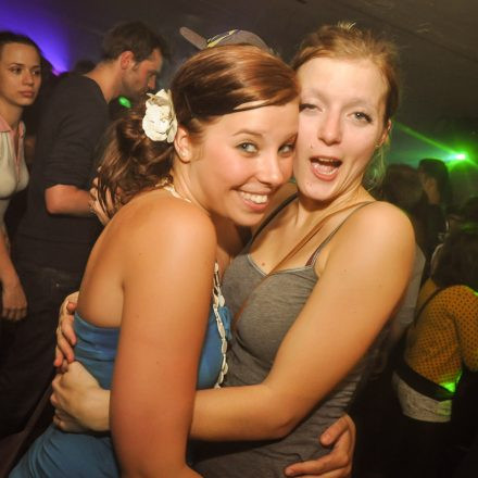 90'ies CLUB - Riot Grrrrrls vs. Raveboys @ The LOFT