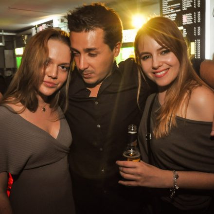 90'ies CLUB - Riot Grrrrrls vs. Raveboys @ The LOFT