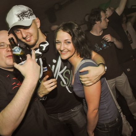 90'ies CLUB - Riot Grrrrrls vs. Raveboys @ The LOFT