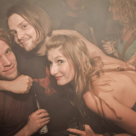 90'ies CLUB - Riot Grrrrrls vs. Raveboys @ The LOFT