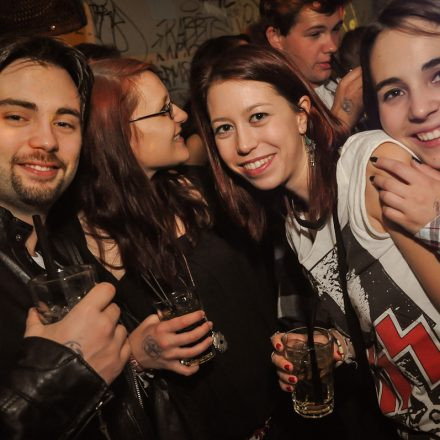 90'ies CLUB - Riot Grrrrrls vs. Raveboys @ The LOFT