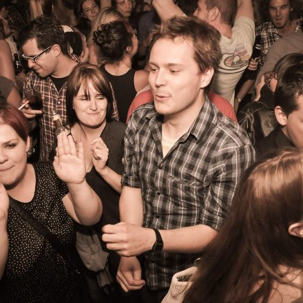 90'ies CLUB - Riot Grrrrrls vs. Raveboys @ The LOFT