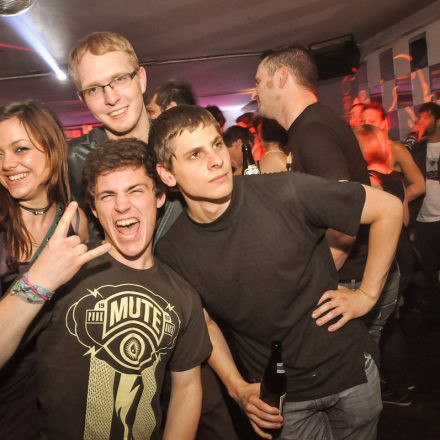 90'ies CLUB - Riot Grrrrrls vs. Raveboys @ The LOFT