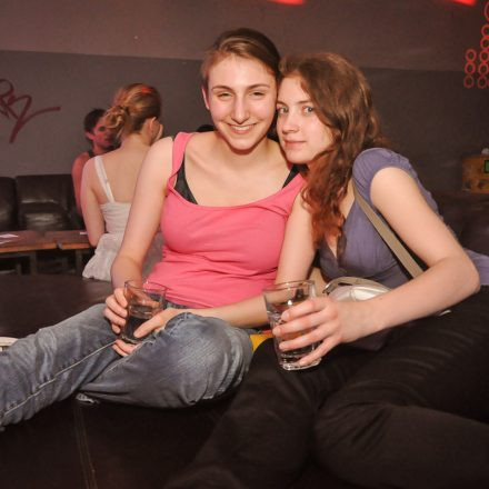 90'ies CLUB - Riot Grrrrrls vs. Raveboys @ The LOFT