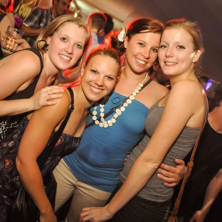 90'ies CLUB - Riot Grrrrrls vs. Raveboys @ The LOFT