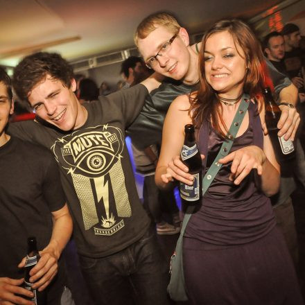 90'ies CLUB - Riot Grrrrrls vs. Raveboys @ The LOFT