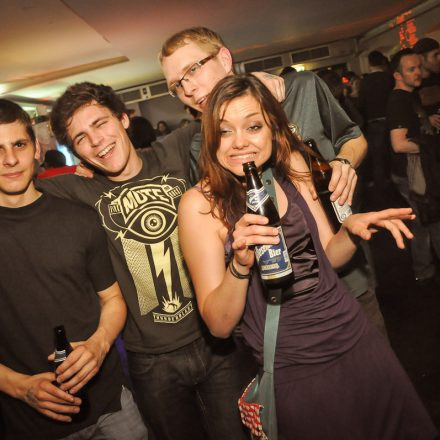 90'ies CLUB - Riot Grrrrrls vs. Raveboys @ The LOFT