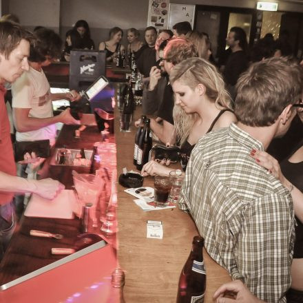 90'ies CLUB - Riot Grrrrrls vs. Raveboys @ The LOFT