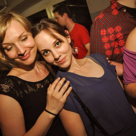 90'ies CLUB - Riot Grrrrrls vs. Raveboys @ The LOFT