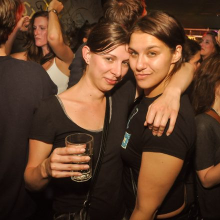 90'ies CLUB - Riot Grrrrrls vs. Raveboys @ The LOFT