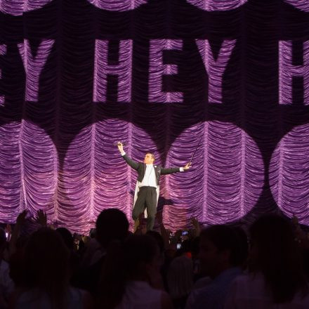 Robbie Williams - Swings Both Ways Live - Ausverkauft @ Stadthalle