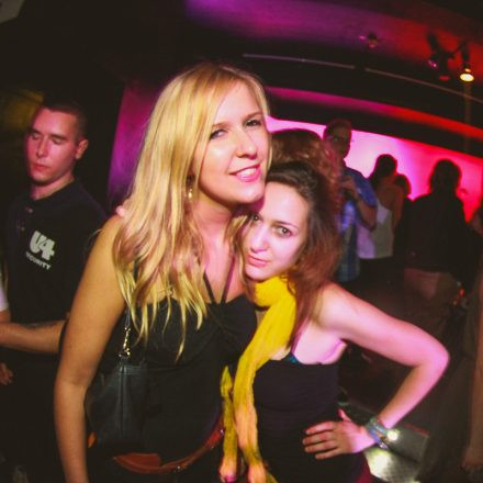 BEHAVE! - BACK TO THE 80'S @ U4