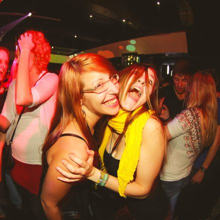 BEHAVE! - BACK TO THE 80'S @ U4