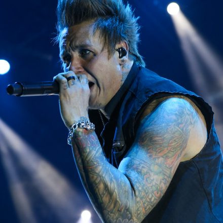 Five Finger Death Punch & Papa Roach @ Gasometer