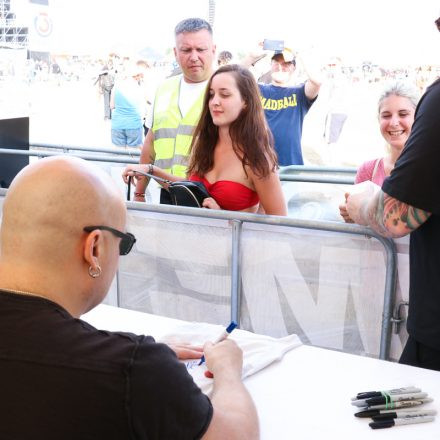 Nova Rock Day 2 [Focus: Autogrammzelt]