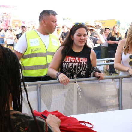 Nova Rock Day 2 [Focus: Autogrammzelt]