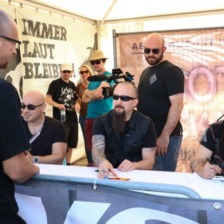 Nova Rock Day 2 [Focus: Autogrammzelt]