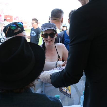 Nova Rock Day 2 [Focus: Autogrammzelt]