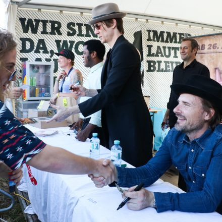 Nova Rock Day 2 [Focus: Autogrammzelt]