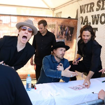 Nova Rock Day 2 [Focus: Autogrammzelt]