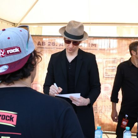 Nova Rock Day 2 [Focus: Autogrammzelt]