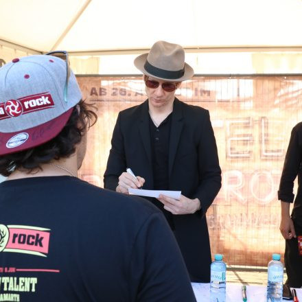 Nova Rock Day 2 [Focus: Autogrammzelt]