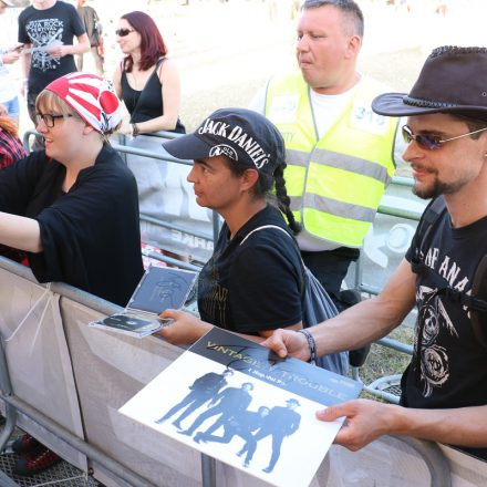 Nova Rock Day 2 [Focus: Autogrammzelt]