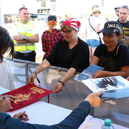 Nova Rock Day 2 [Focus: Autogrammzelt]