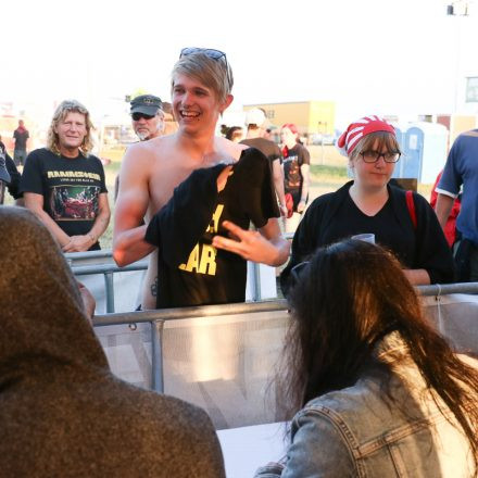 Nova Rock Day 2 [Focus: Autogrammzelt]