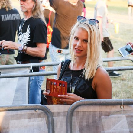 Nova Rock Day 2 [Focus: Autogrammzelt]