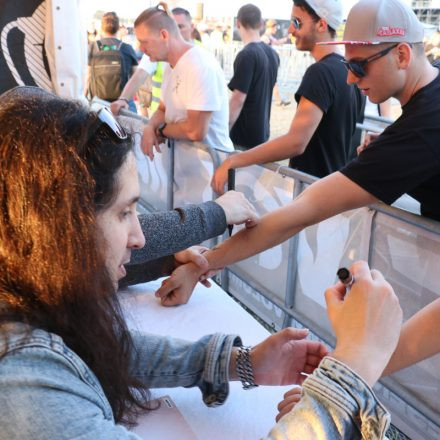 Nova Rock Day 2 [Focus: Autogrammzelt]