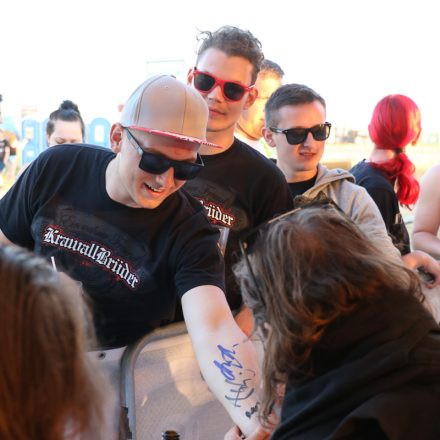 Nova Rock Day 2 [Focus: Autogrammzelt]