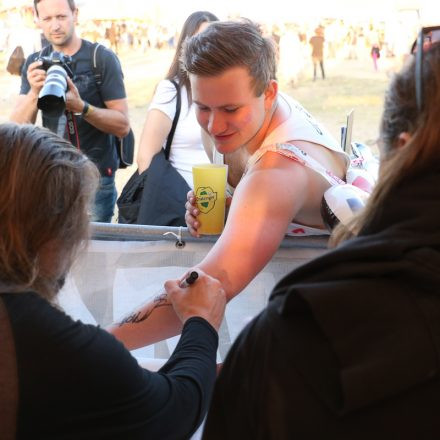 Nova Rock Day 2 [Focus: Autogrammzelt]