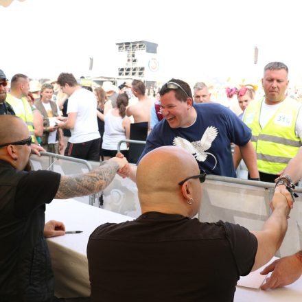 Nova Rock Day 2 [Focus: Autogrammzelt]