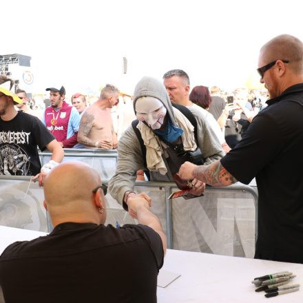 Nova Rock Day 2 [Focus: Autogrammzelt]