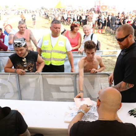 Nova Rock Day 2 [Focus: Autogrammzelt]