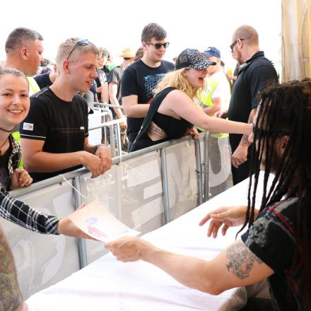 Nova Rock Day 2 [Focus: Autogrammzelt]