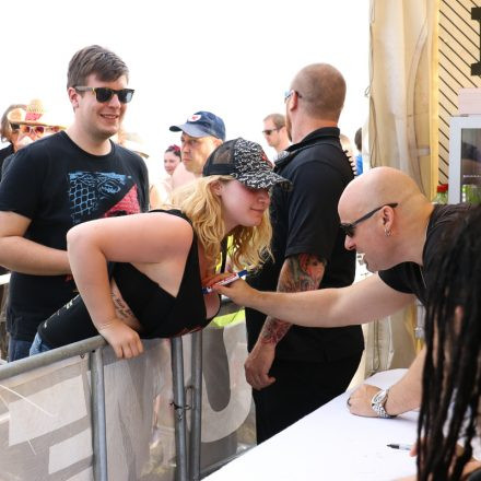 Nova Rock Day 2 [Focus: Autogrammzelt]