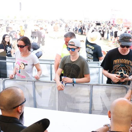 Nova Rock Day 2 [Focus: Autogrammzelt]