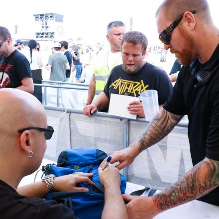 Nova Rock Day 2 [Focus: Autogrammzelt]